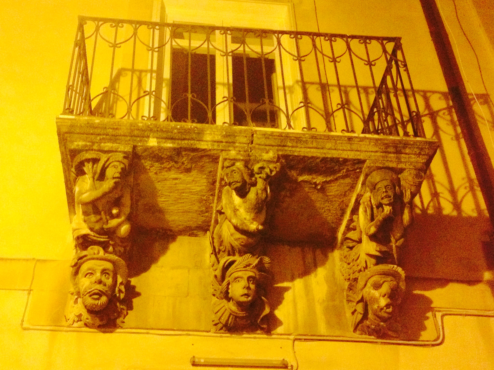 I tipici mascheroni di Ibla, che "sorreggono" i balconi.